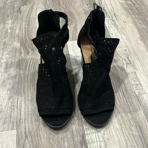 Size 7. American eagle. worn one time.